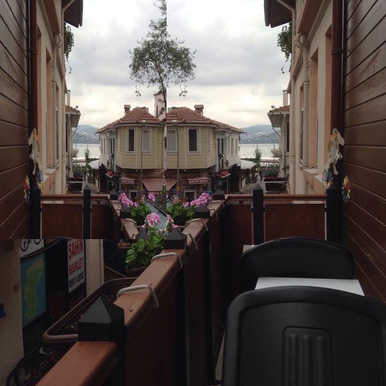 Cicekli Yali Hotel Buyukada Island Bilik gambar
